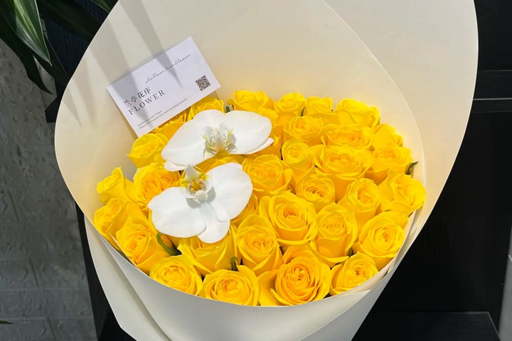 1761879057467873.jpg 黄玫瑰的花语是什么(不同朵数的意义)